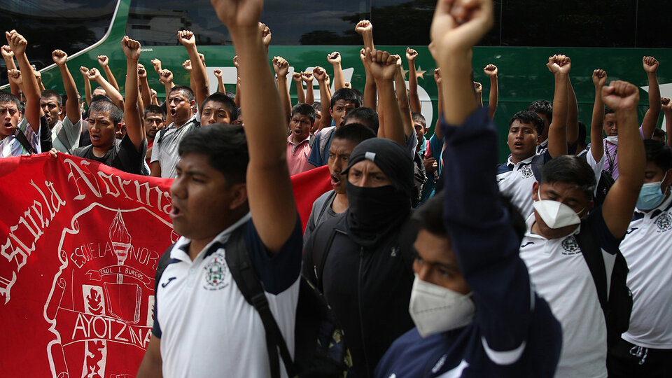 México: 10 años sin respuestas desde la desaparición de los 43 estudiantes de Ayotzinapa | Acto frente a un cuartel del Ejército mexicano en Guerrero