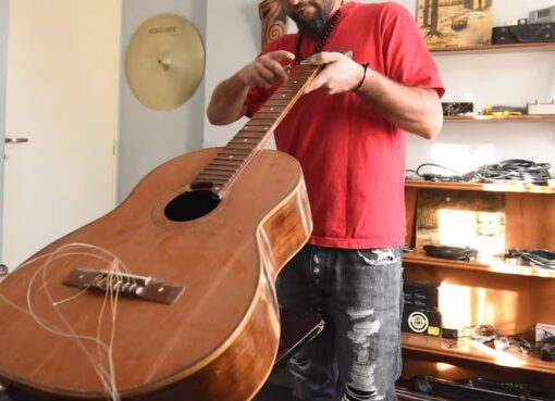 Tiene una discapacidad, le robaron su guitarra en Caucete y un músico mendocino le devolvió la alegría