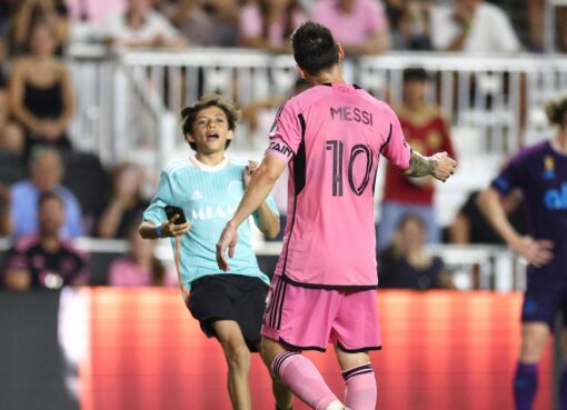 El sorprendente gesto de Lionel Messi con un fanático que saltó al campo para sacarse una foto con él