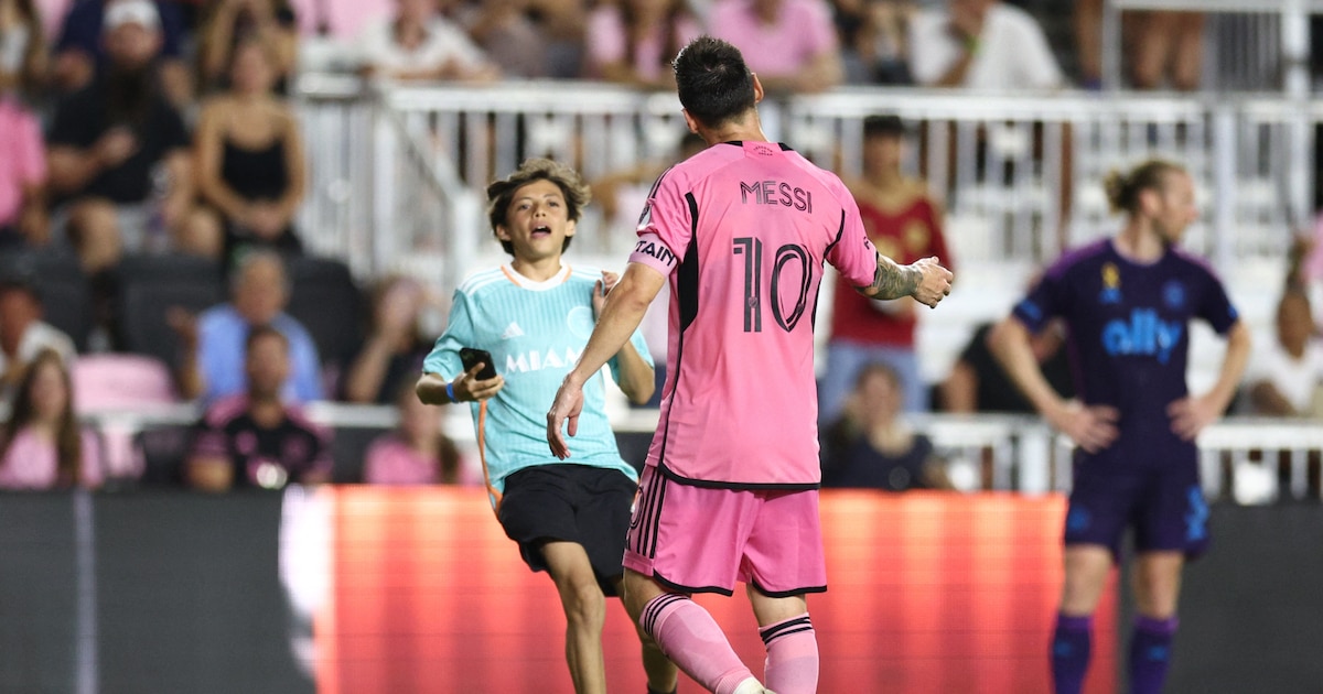 El sorprendente gesto de Lionel Messi con un fanático que saltó al campo para sacarse una foto con él