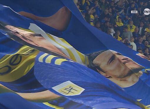 Impactante bandera: el gesto de los hinchas de Boca con Cavani tras la renovación de su contrato