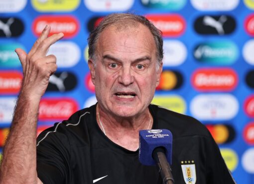 Un mundialista con Uruguay sorprendió al respaldar a Bielsa tras las críticas de Suárez: “Le están haciendo la guerra”