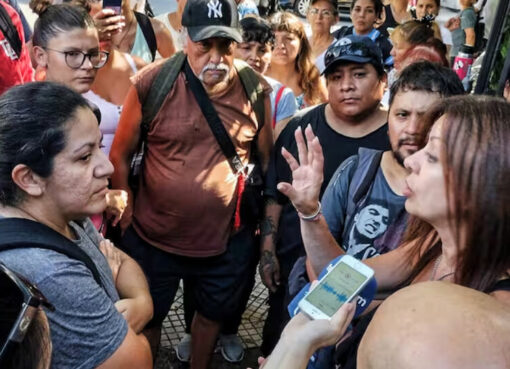 Vuelve la fila del hambre frente a las oficinas de Pettovello | La UTEP marcha este martes en reclamo de mayores partidas para los comedores