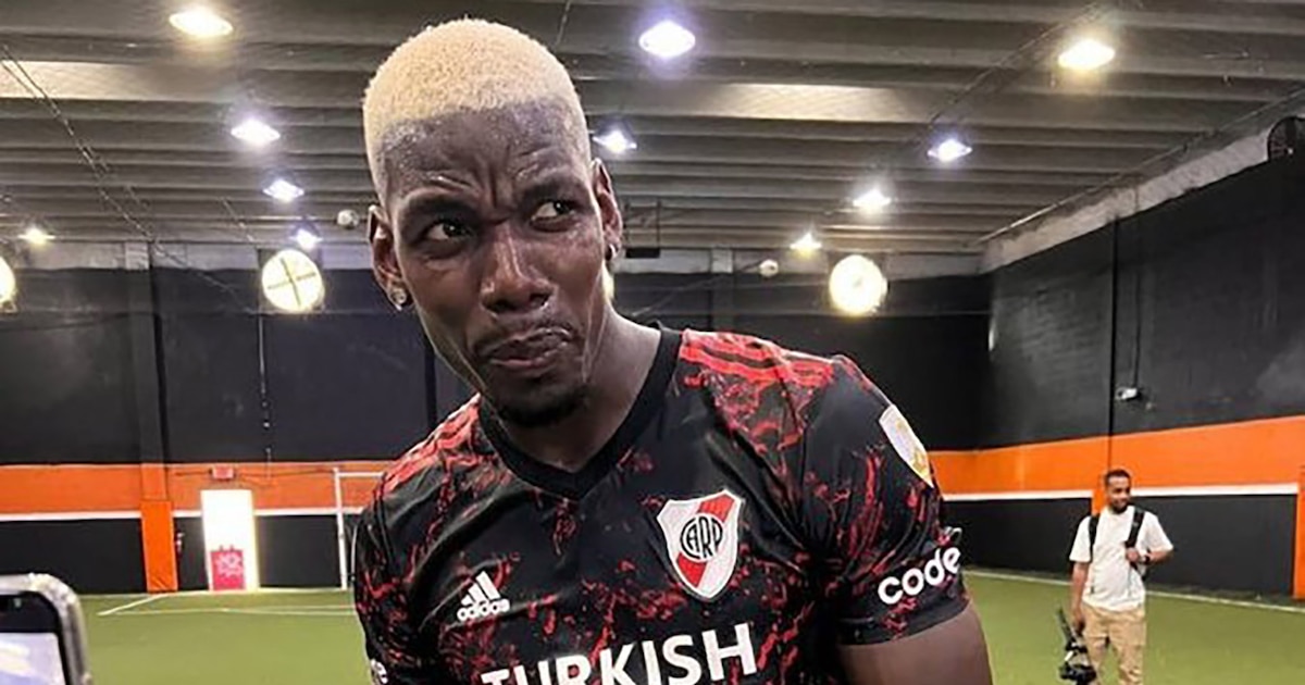 La historia detrás de las fotos de Pogba con la camiseta de River Plate: del pedido que fue tendencia a los memes y reacciones