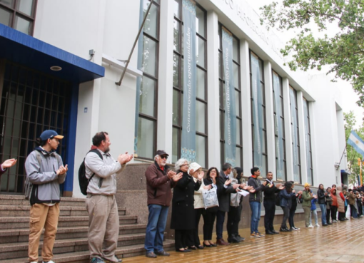 La comunidad universitaria de San Juan hizo un abrazo simbólico en medio del debate por el financiamiento