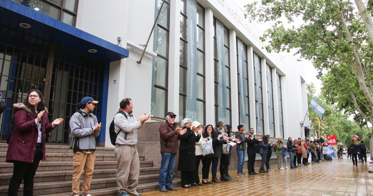 La comunidad universitaria de San Juan hizo un abrazo simbólico en medio del debate por el financiamiento