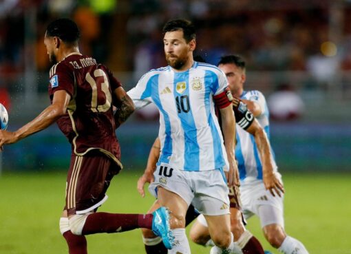 Argentina igualó 1-1 ante Venezuela por las Eliminatorias, en un duelo marcado por el mal estado del campo de juego