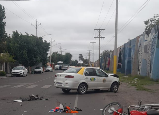 Accidente en Chimbas: un choque entre un remis y una moto terminó con dos personas hospitalizadas