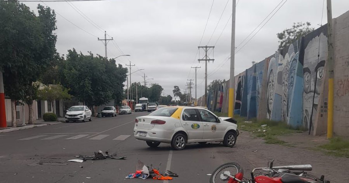 Accidente en Chimbas: un choque entre un remis y una moto terminó con dos personas hospitalizadas