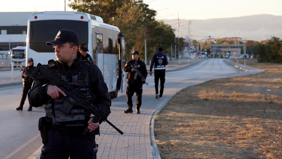 Turquía: al menos 5 muertos y 22 heridos en un atentado contra una fábrica militar | Los dos atacantes, no identificados hasta el momento, fueron abatidos