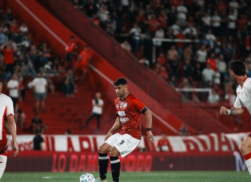 En un juego cargado de polémicas, Huracán empató 0-0 con Central Córdoba y no pudo recortarle distancias a Vélez en la cima