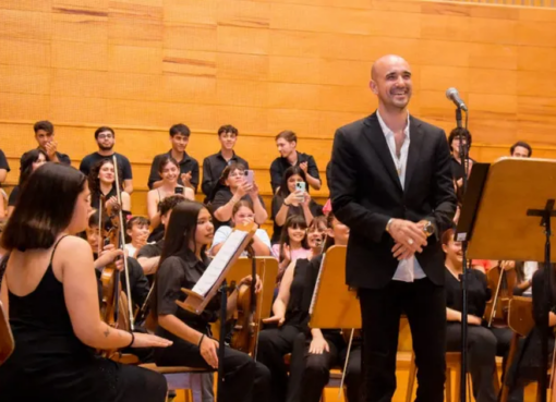 Abel Pintos se vistió de gala y sorprendió a los chicos del coro en el Auditorio Juan Victoria