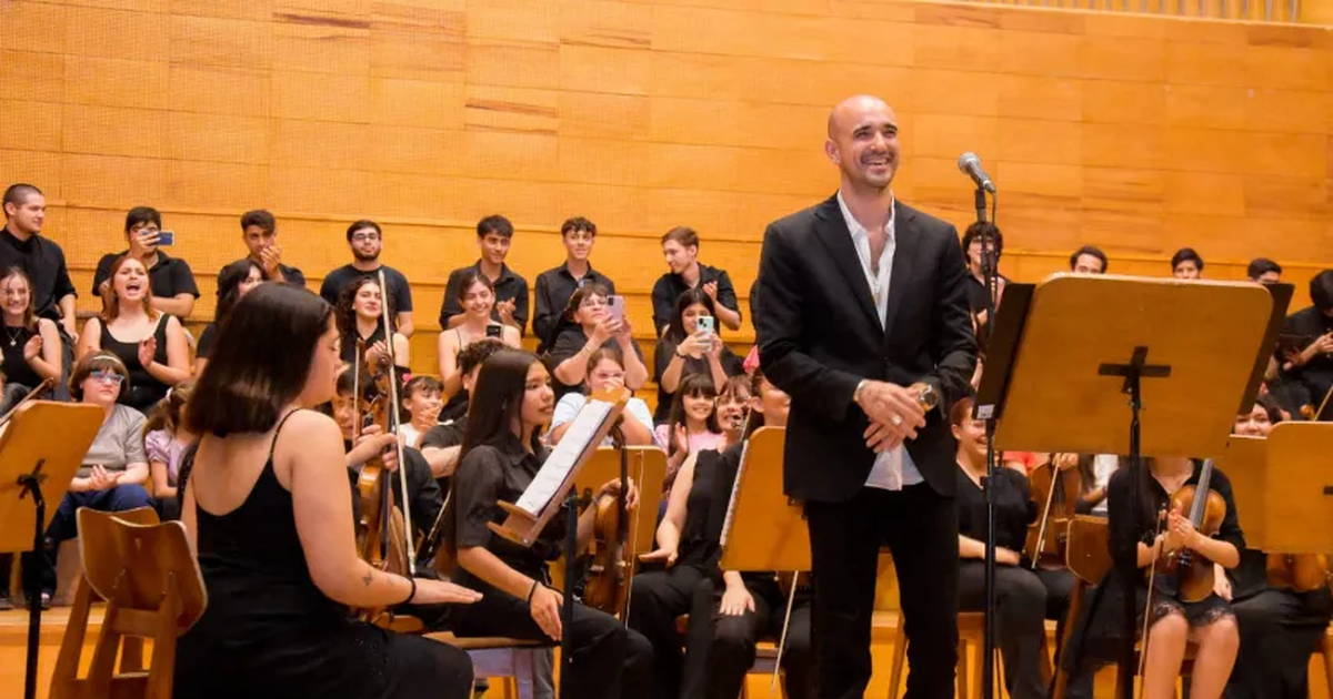 Abel Pintos se vistió de gala y sorprendió a los chicos del coro en el Auditorio Juan Victoria