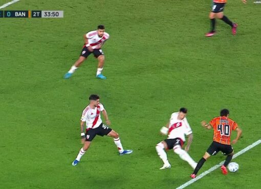 La lupa sobre el penal que sancionaron en contra de River Plate ante Banfield con la intervención del VAR