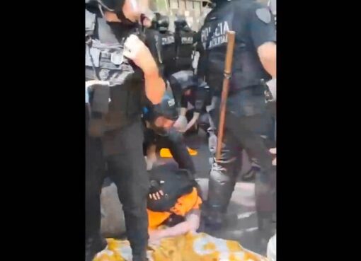 Otro capítulo en la era de la crueldad: un jubilado internado por la represión policial en el Congreso | Ocurrió en la marcha de los miércoles al Congreso