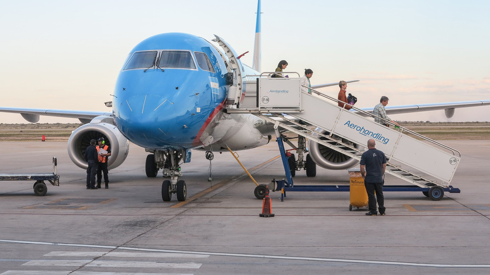 Tregua por Aerolíneas, a pesar del deseo de Milei | La empresa retomó la negociación con los tres gremios aeronáuticos