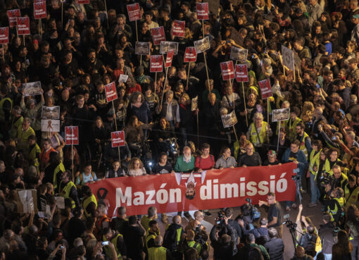 Protesta en Valencia por las inundacaciones | Indignacion con el presidente de la Generalitat de derechista Partido Popular