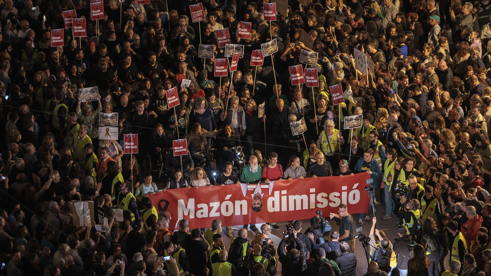 Protesta en Valencia por las inundacaciones | Indignacion con el presidente de la Generalitat de derechista Partido Popular