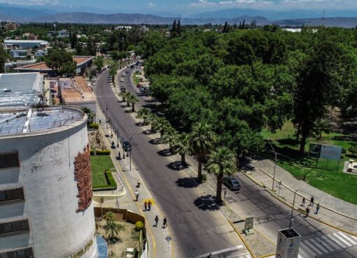 En la Avenida Libertador arrancó la metamorfosis: desde el aire, como luce hoy llena de baches, lomitas y otros peligros