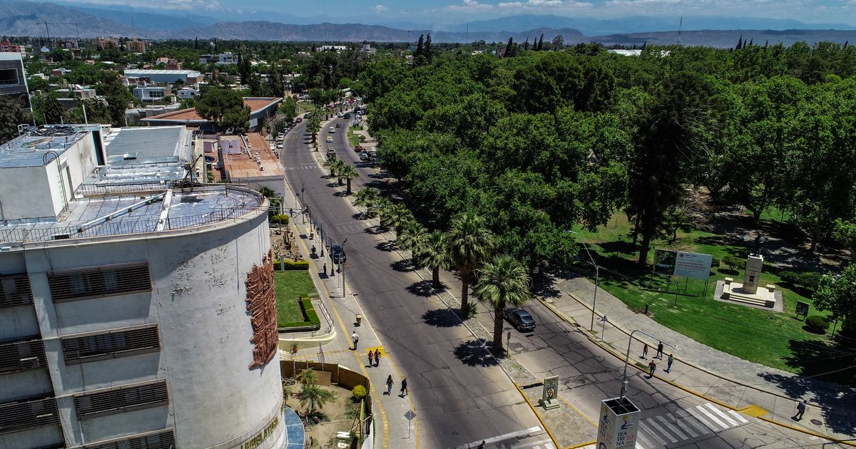 En la Avenida Libertador arrancó la metamorfosis: desde el aire, como luce hoy llena de baches, lomitas y otros peligros