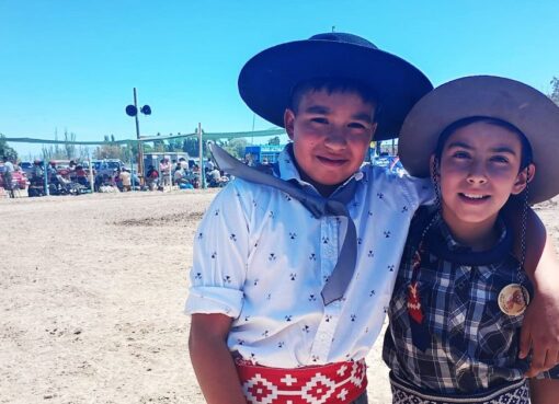 Con el sueño de ser campeones en Jesús María, Mateo y Martín debutaron en la jineteada