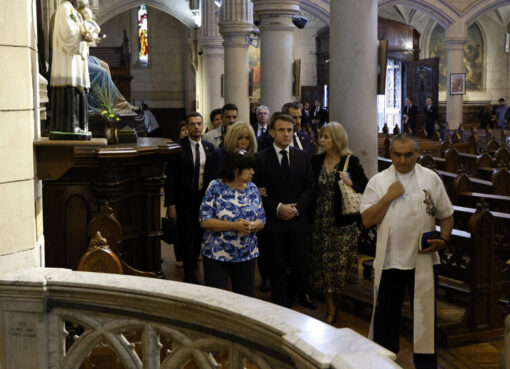 Macron visitó la Iglesia Santa Cruz y se comprometió a reclamar por las políticas de Memoria, Verdad y Justicia | El presidente de Francia se reunió con familiares de víctimas de la dictadura