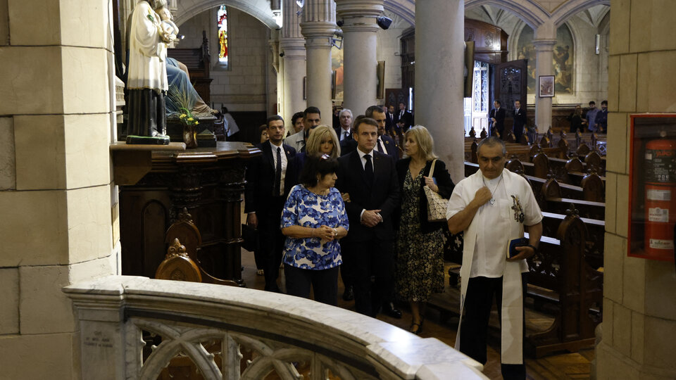 Macron visitó la Iglesia Santa Cruz y se comprometió a reclamar por las políticas de Memoria, Verdad y Justicia | El presidente de Francia se reunió con familiares de víctimas de la dictadura