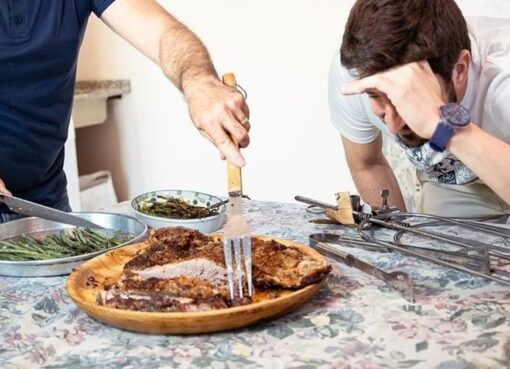 Un diputado sanjuanino se lució haciendo un asado a la llama en la TV Pública