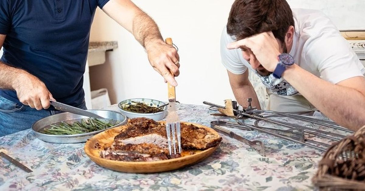 Un diputado sanjuanino se lució haciendo un asado a la llama en la TV Pública