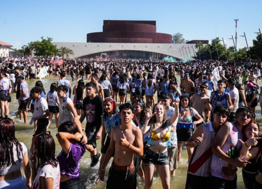 Un aluvión de estudiantes secundarios marchó al Teatro del Bicentenario y copó la fuente