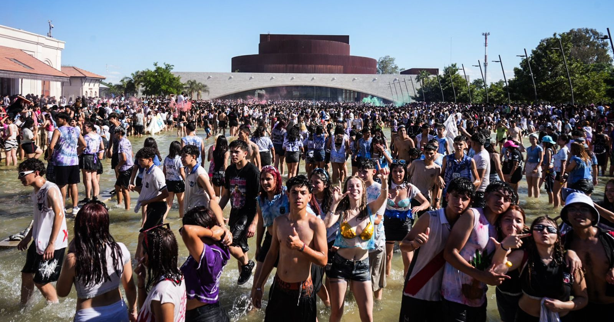 Un aluvión de estudiantes secundarios marchó al Teatro del Bicentenario y copó la fuente