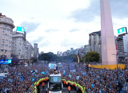 Así fue la caravana de Racing por el Obelisco tras ganar la Sudamericana: el plantel le mostró la Copa a la multitud que lo acompañó