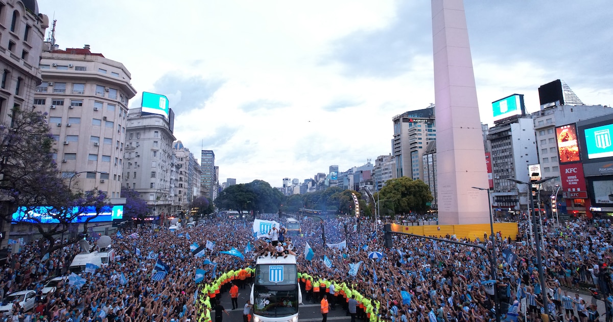 Así fue la caravana de Racing por el Obelisco tras ganar la Sudamericana: el plantel le mostró la Copa a la multitud que lo acompañó