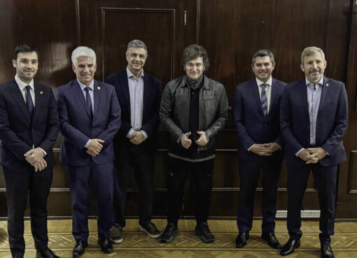 Efecto dominó: cómo la pelea por el presupuesto puede derivar en el rechazo al DNU del canje de deuda | La negociación entre Milei y los gobernadores sigue empantanada