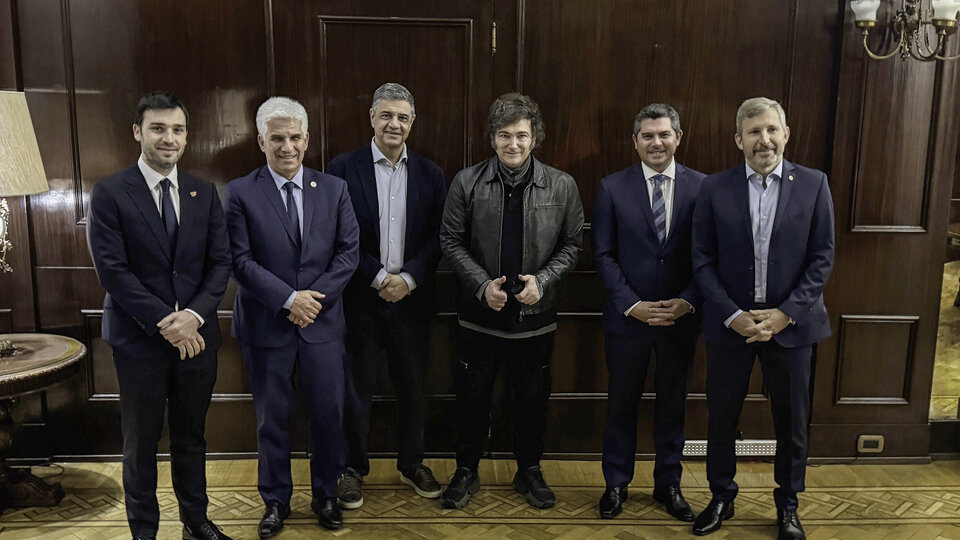 Efecto dominó: cómo la pelea por el presupuesto puede derivar en el rechazo al DNU del canje de deuda | La negociación entre Milei y los gobernadores sigue empantanada