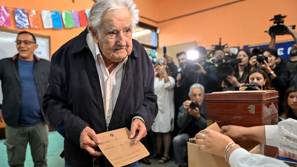 Antes de votar, José “Pepe” Mujica criticó a Javier Milei y afirmó que la relación “es difícil” | “Como los países no se mudan, tenemos que tener la mejor relación que podamos”, ironizó