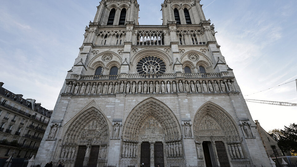 Notre Dame se prepara para abrir sus puertas después del incendio de 2019 | Macron visitó la catedral de París, que en pocos días más volverá a estar abierta 