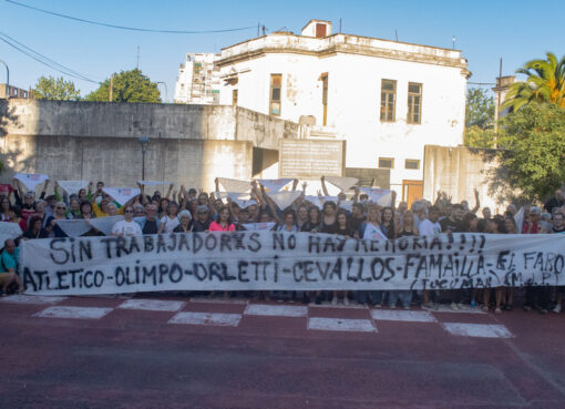 Un abrazo para proteger el ex Olimpo | En defensa del espacio de memoria