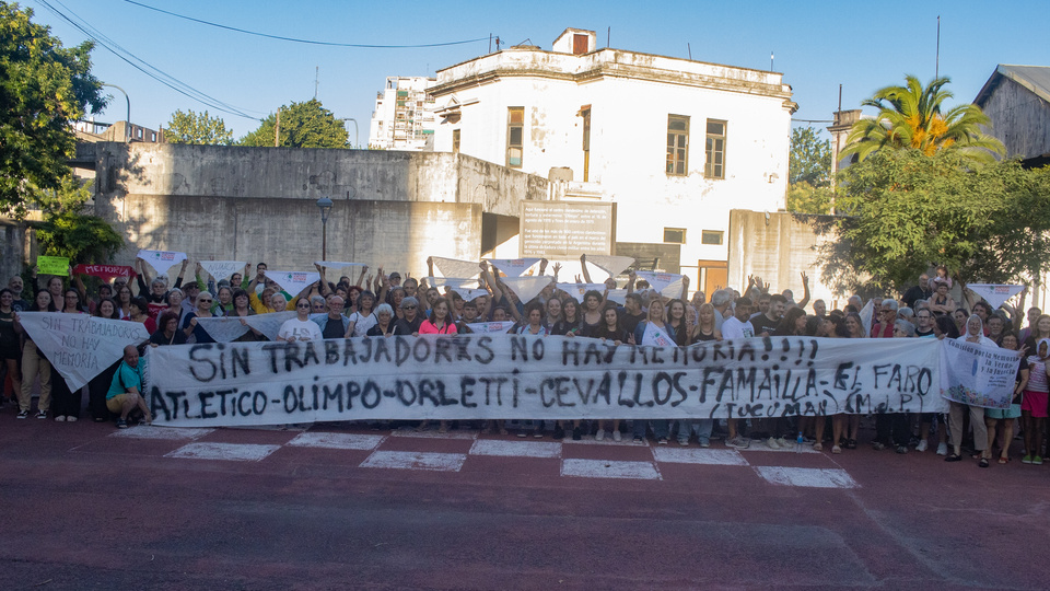 Un abrazo para proteger el ex Olimpo | En defensa del espacio de memoria