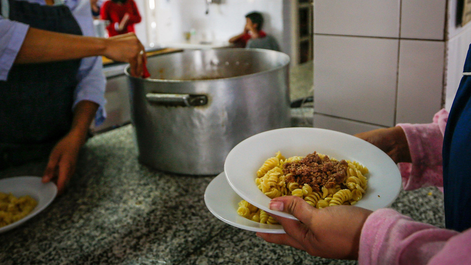 Llenar el plato, cada vez más cuesta arriba | Un informe advierte que siete de cada diez familias pobres se saltea una comida a diario