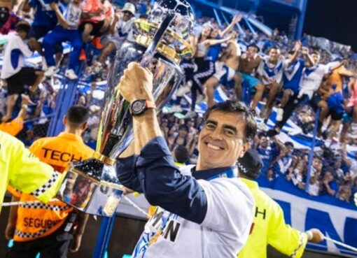 El tricampeón de la Copa Libertadores que contrató a Gustavo Quinteros, el técnico campeón de la Liga Profesional con Vélez