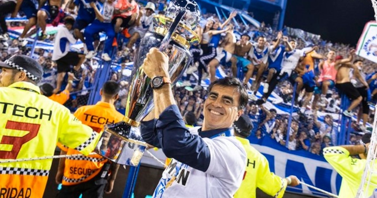 El tricampeón de la Copa Libertadores que contrató a Gustavo Quinteros, el técnico campeón de la Liga Profesional con Vélez