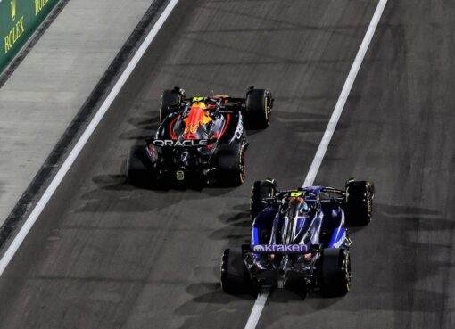 Así fue el singular sobrepaso de Colapinto a Checo Pérez en la calle de boxes durante el inicio de la carrera sprint de Qatar