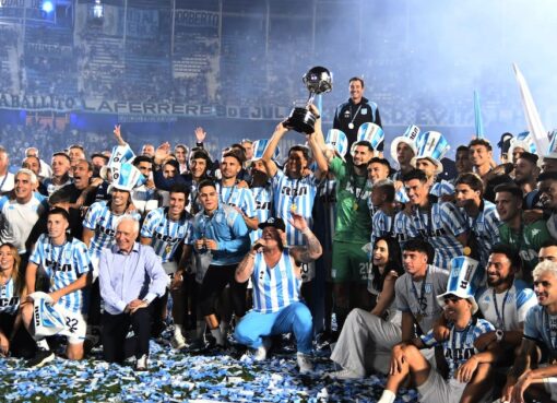 Racing festejó el título de la Sudamericana: de la impactante bandera para Costas a la emoción de los hinchas en el Cilindro