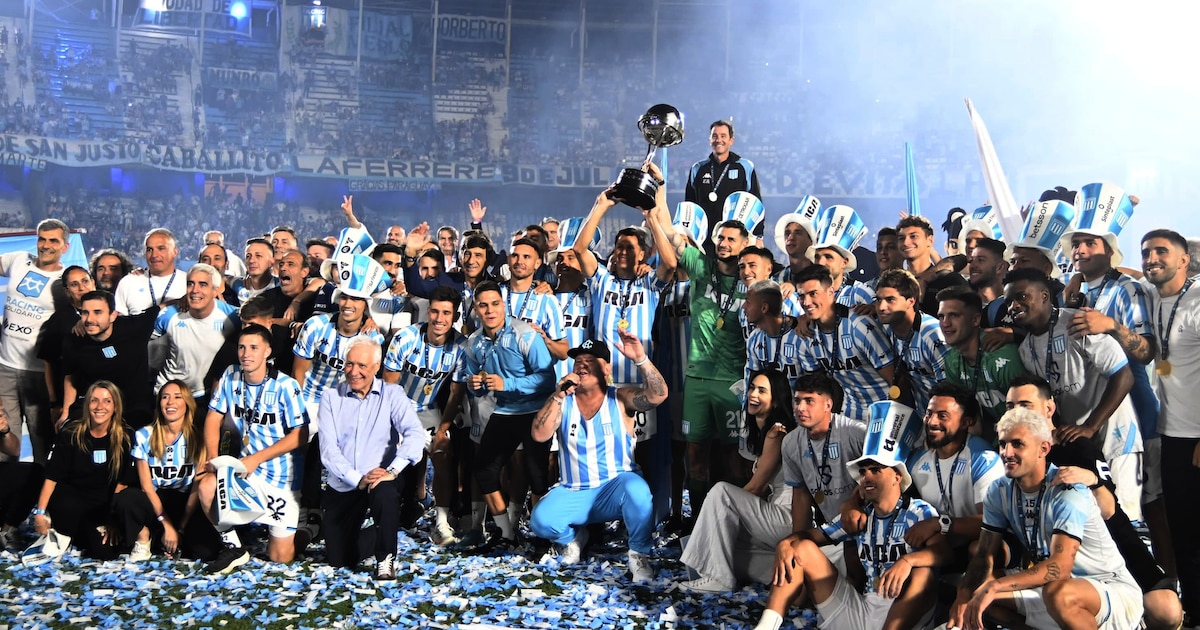 Racing festejó el título de la Sudamericana: de la impactante bandera para Costas a la emoción de los hinchas en el Cilindro