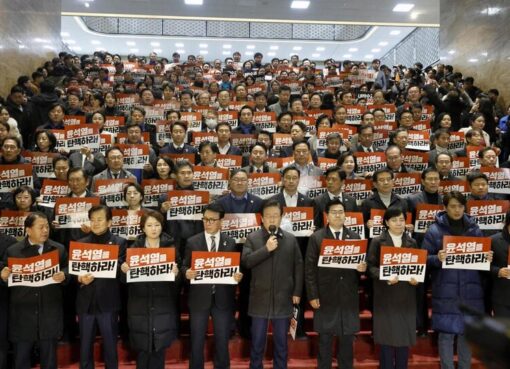 El presidente surcoreano evitó la destitución por cinco votos  | El partido de Yoon Suk-yeol impidió que prosperara la moción de censura