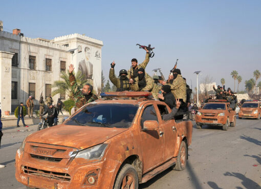 Siria: los insurgentes avanzan hacia la ciudad de Homs en una rápida ofensiva | El jefe de los rebeldes dijo que su meta es “derrocar al régimen” de Bashar al Asad