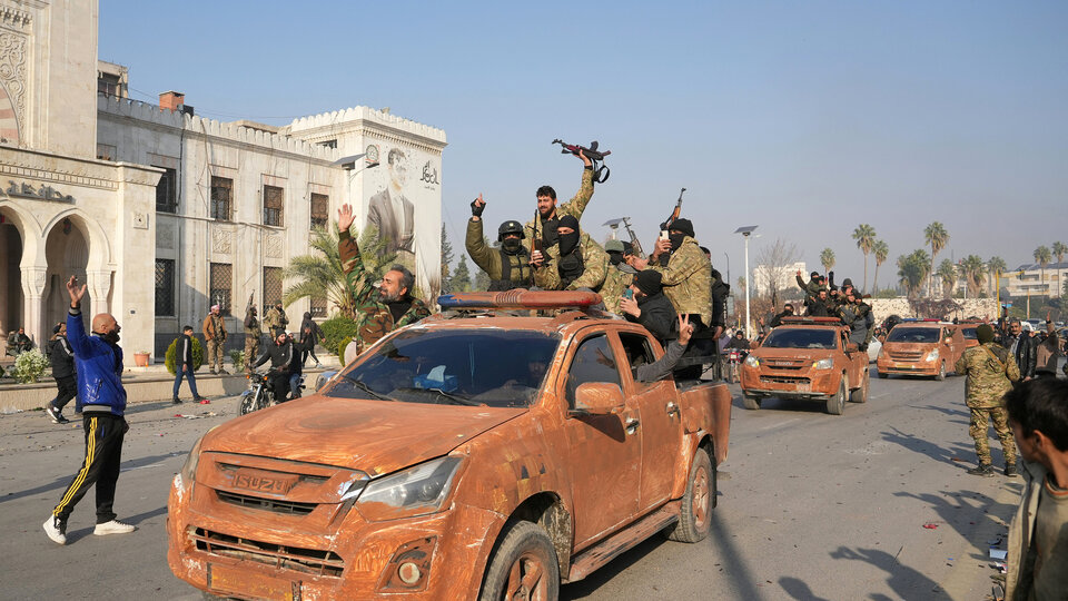 Siria: los insurgentes avanzan hacia la ciudad de Homs en una rápida ofensiva | El jefe de los rebeldes dijo que su meta es “derrocar al régimen” de Bashar al Asad