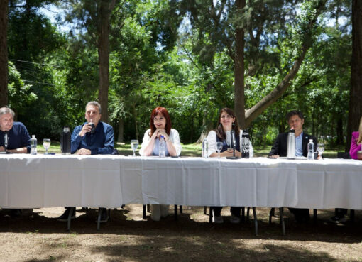 Foto y mensaje de unidad del peronismo: “Hay que enfrentar con responsabilidad el desastre que está haciendo Milei” | Cristina, Máximo, Massa y Kicillof compartieron un acto del PJ bonaerense