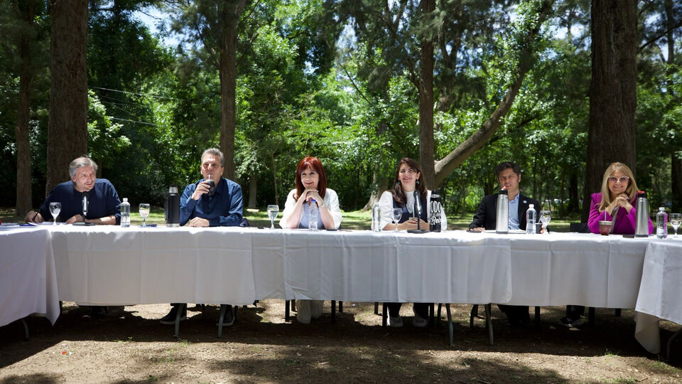 Foto y mensaje de unidad del peronismo: “Hay que enfrentar con responsabilidad el desastre que está haciendo Milei” | Cristina, Máximo, Massa y Kicillof compartieron un acto del PJ bonaerense